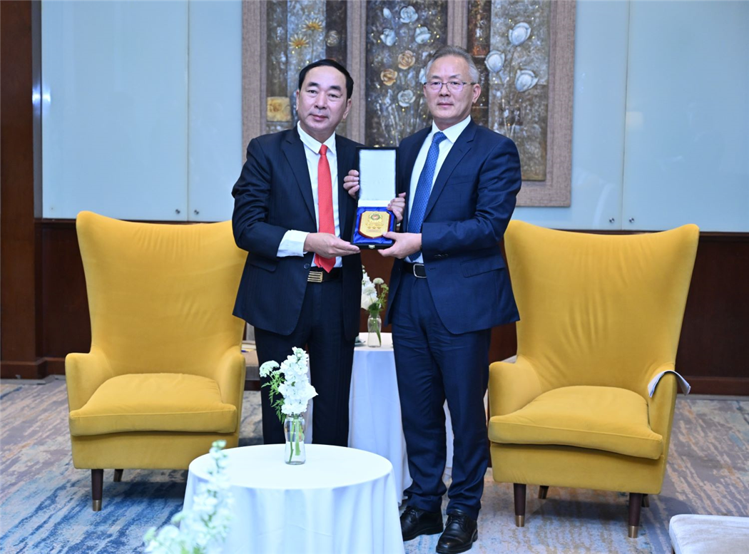 Thứ trưởng Trần Quốc Tỏ tặng quà đồng chí Đới Bân Bân.