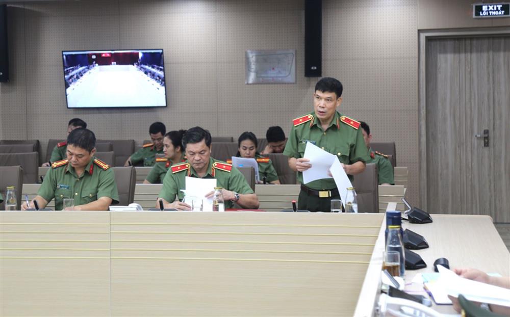 Thiếu tướng Trần Nguyên Quân, Phó Cục trưởng Cục Pháp chế và cải cách hành chính tư pháp trình bày Báo cáo tại Hội nghị.