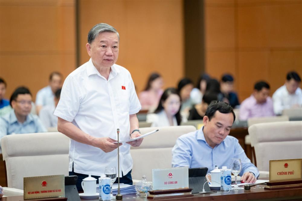 Bộ trưởng Tô Lâm trình bày tờ trình tại phiên họp.