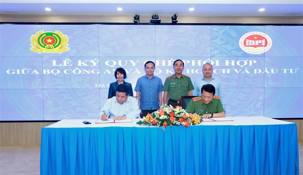 Lương Tam Quang và Bộ trưởng Nguyễn Chí Dũng thực hiện ký kết Quy chế phối hợp.