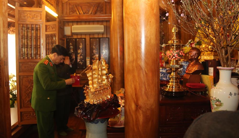 Thượng tướng Nguyễn Duy Ngọc thắp hướng tưởng nhớ và thăm hỏi, chúc Tết gia đình Thượng tướng Phạm Quý Ngọ, cố Thứ trưởng Bộ Công an.