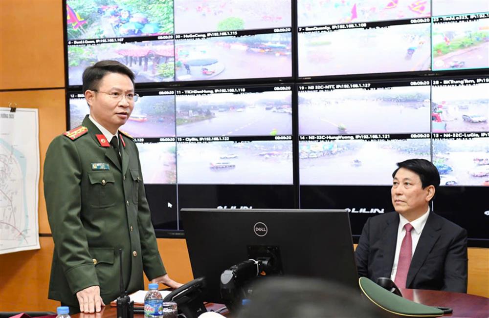 Đại tá Nguyễn Minh Tuấn, Uỷ viên Ban Thường vụ Tỉnh uỷ, Giám đốc Công an tỉnh đã báo cáo với đồng chí Chủ tịch nước Lương Cường và đoàn công tác Trung ương về kết quả công tác bảo đảm ANTT Giỗ Tổ Hùng Vương và Tuần văn hoá du lịch đất Tổ năm 2025
