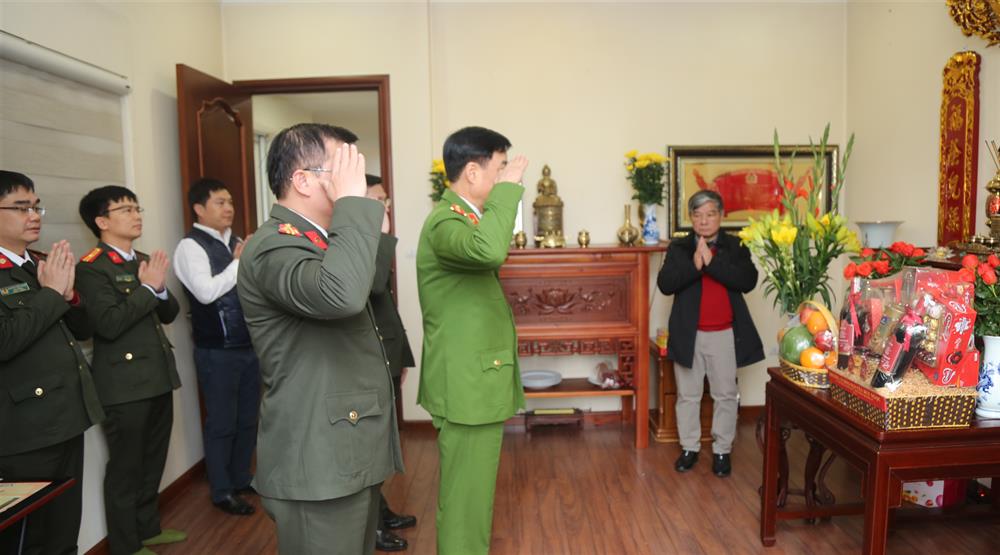 Thượng tướng Nguyễn Duy Ngọc thắp hướng tưởng nhớ và thăm hỏi, chúc Tết gia đình Trung tướng Trần Quyết, cố Thứ trưởng Bộ Nội vụ (nay là Bộ Công an).