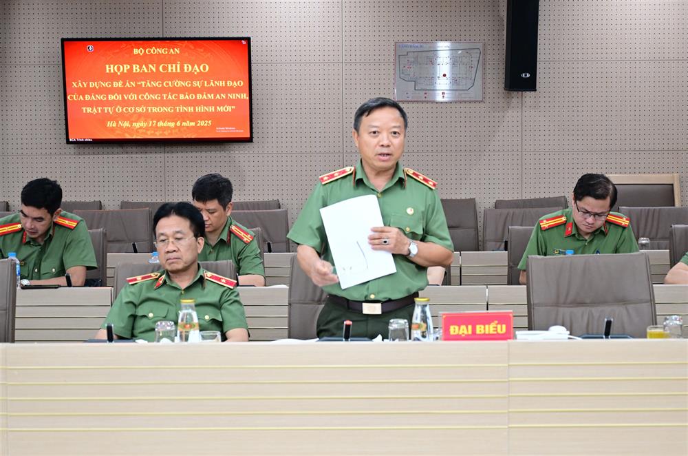 Các thành viên Ban Chỉ đạo xây dựng Đề án phát biểu đóng góp ý kiến tại cuộc họp.