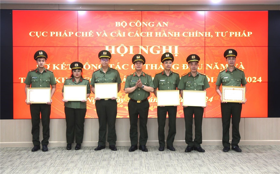 Thiếu tướng Phạm Công Nguyên, Cục trưởng Cục Pháp chế và cải cách hành chính tư pháp trao Bằng khen của Bộ trưởng Bộ Công an cho các tập thể, cá nhân có thành tích xuất sắc.