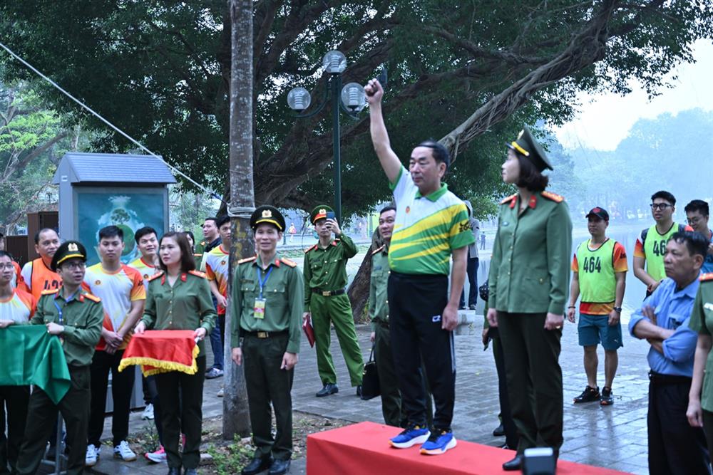 Thứ trưởng Trần Quốc Tỏ bắn súng hiệu lệnh xuất phát Ngày chạy Olympic.