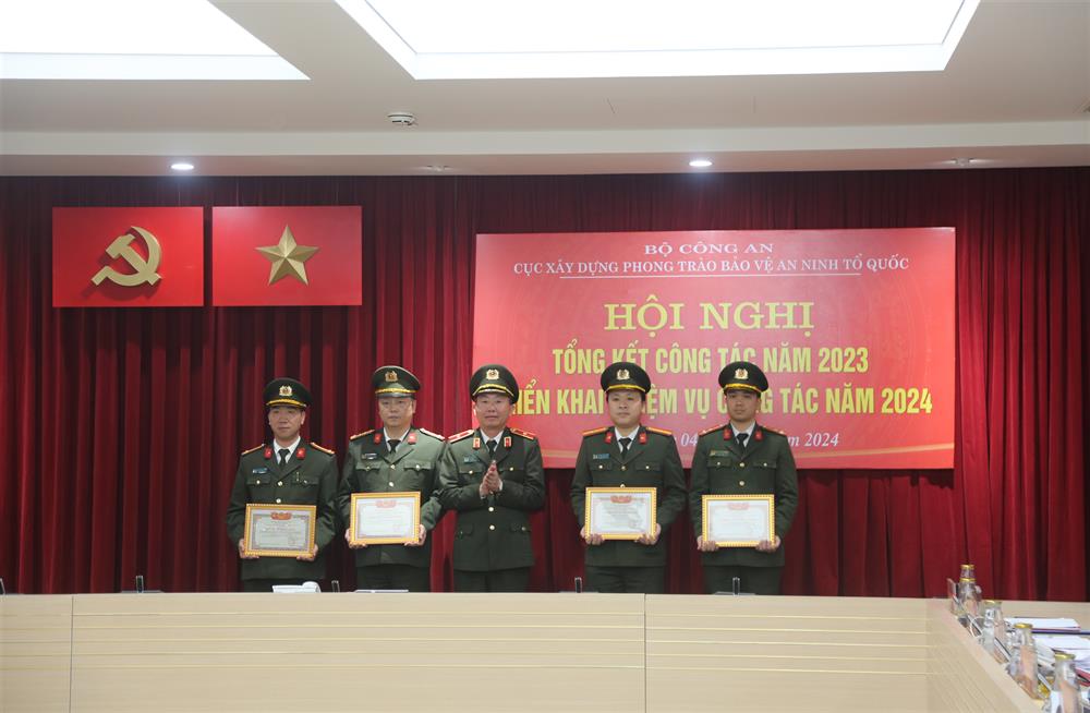Thiếu tướng Tráng A Tủa, Cục trưởng Cục Xây dựng phong trào bảo vệ ANTQ trao danh hiệu “Đơn vị Quyết thắng” cho 01 tập thể và danh hiệu “Chiến sỹ thi đua” cho 03 cá nhân.