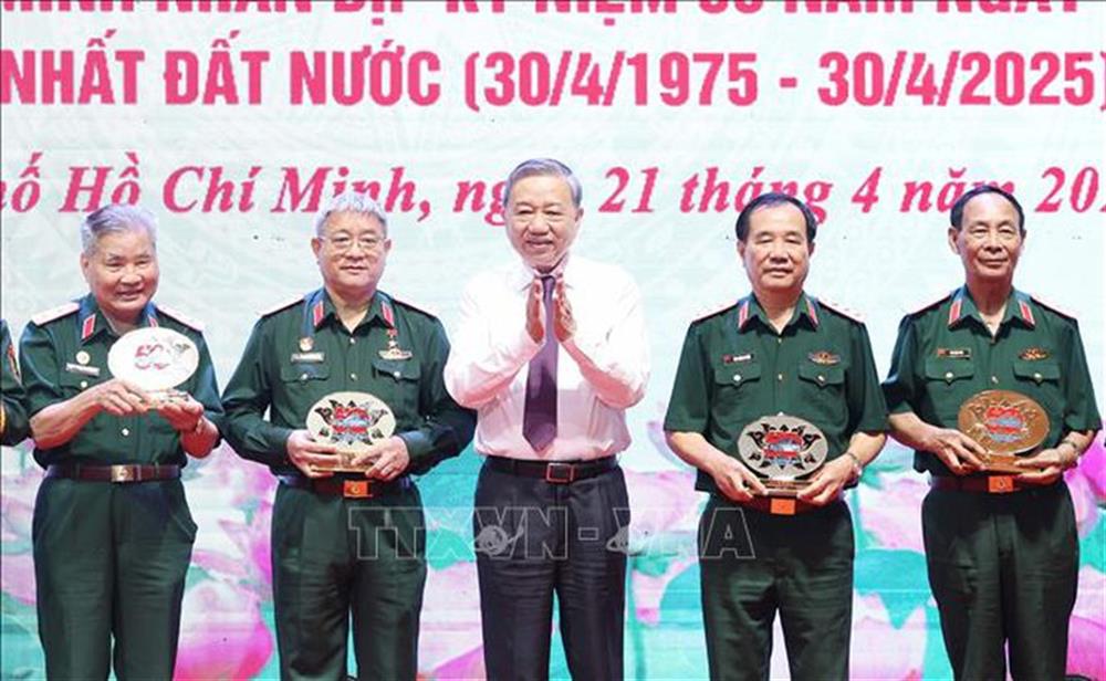 Tổng Bí thư Tô Lâm tặng quà cho các đại biểu.