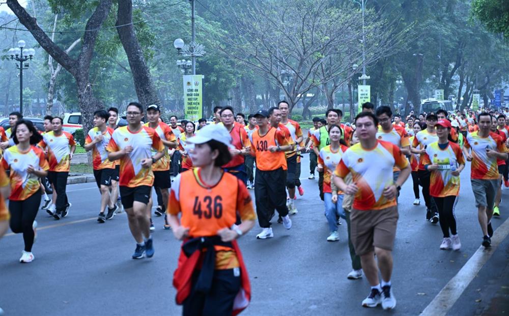 Đông đảo cán bộ, chiến sĩ tham gia hưởng ứng Ngày chạy.