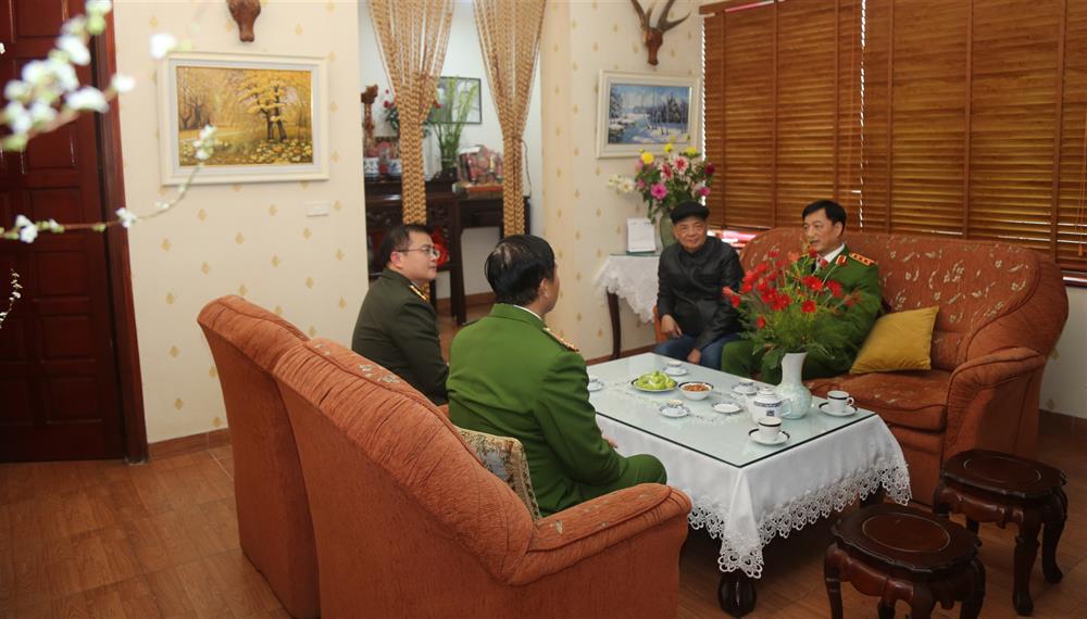 Thượng tướng Nguyễn Duy Ngọc thăm hỏi, chúc Tết gia đình Thượng tướng Nguyễn Văn Đức, cố Thứ trưởng Bộ Nội vụ (nay là Bộ Công an).
