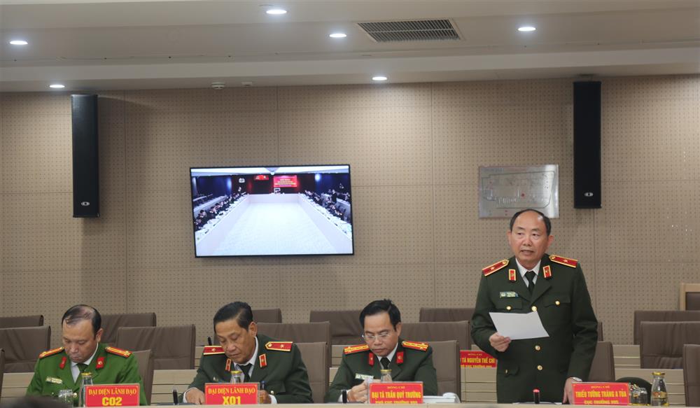 Thiếu tướng Tráng A Tủa, Cục trưởng Cục Xây dựng phong trào bảo vệ ANTQ phát biểu tại Hội nghị.