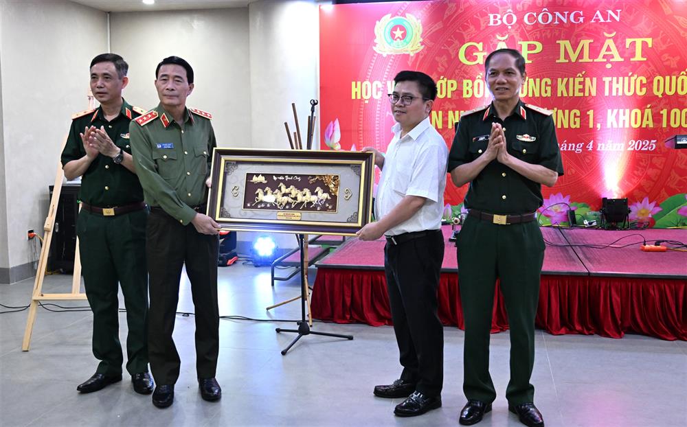 Đại diện Học viện Quốc phòng và đại diện Lớp bồi dưỡng tặng quà kỷ niệm Bộ Công an.