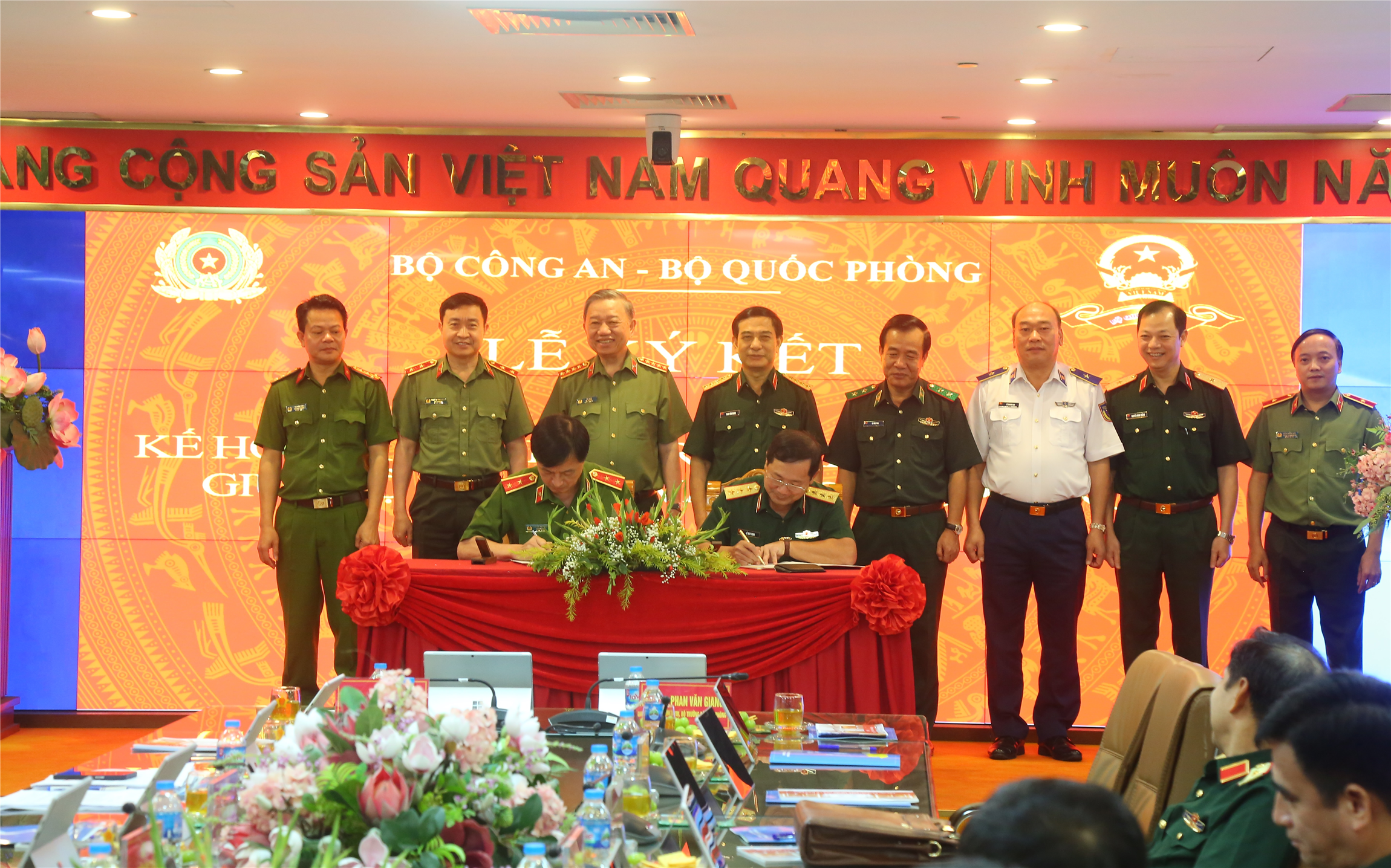 Lãnh đạo Bộ Công an và Bộ Quốc phòng ký kết Kế hoạch phối hợp triển khai Đề án 06.