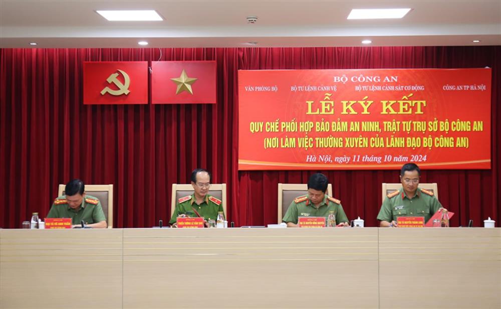Đại diện lãnh đạo các đơn vị thực hiện ký kết và chụp ảnh lưu niệm.