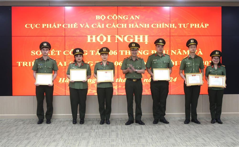 Thiếu tướng Vũ Ngọc Hùng, Phó Cục trưởng Cục Pháp chế và cải cách hành chính tư pháp tặng giấy khen cho các cá nhân có thành tích xuất sắc.