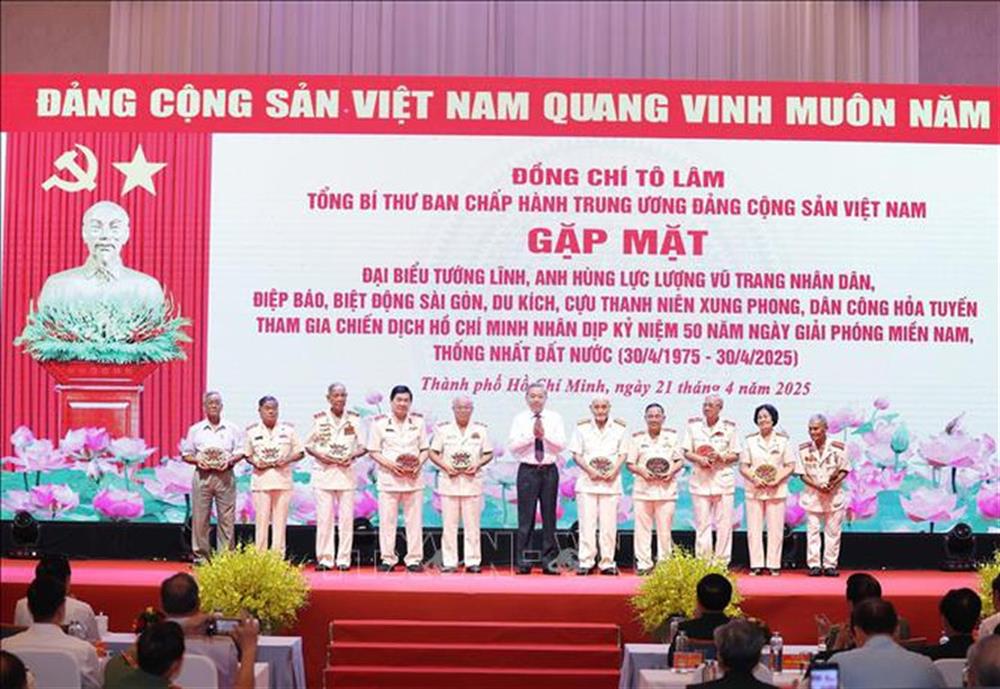 Tổng Bí thư Tô Lâm tặng quà cho các đại biểu.
