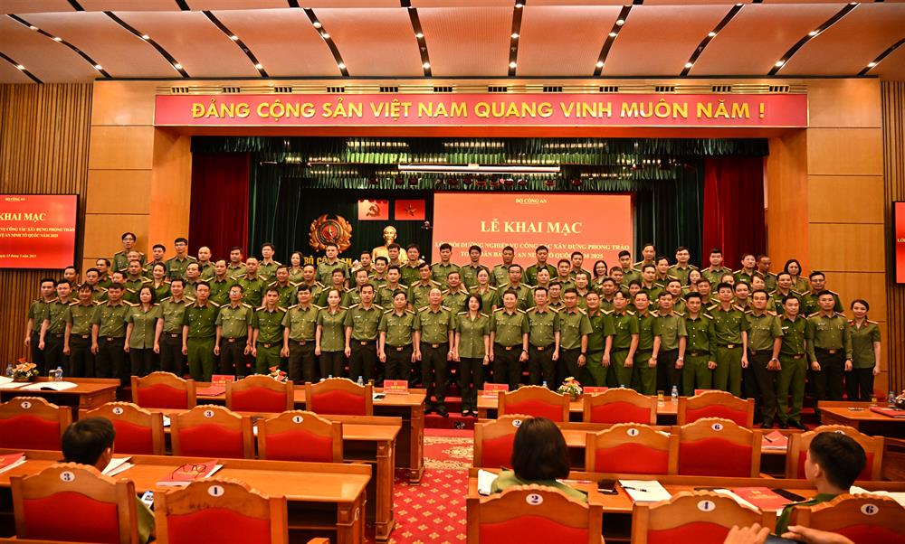 Các đại biểu và đại diện học viên tại Lớp bồi dưỡng nghiệp vụ chụp ảnh lưu niệm.