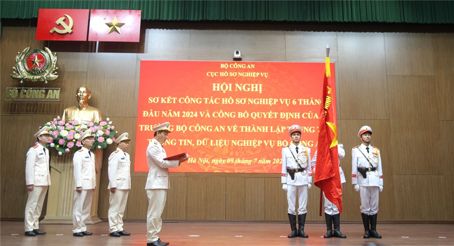 Lãnh đạo Trung tâm Thông tin, dữ liệu nghiệp vụ Bộ Công an tuyên thệ.