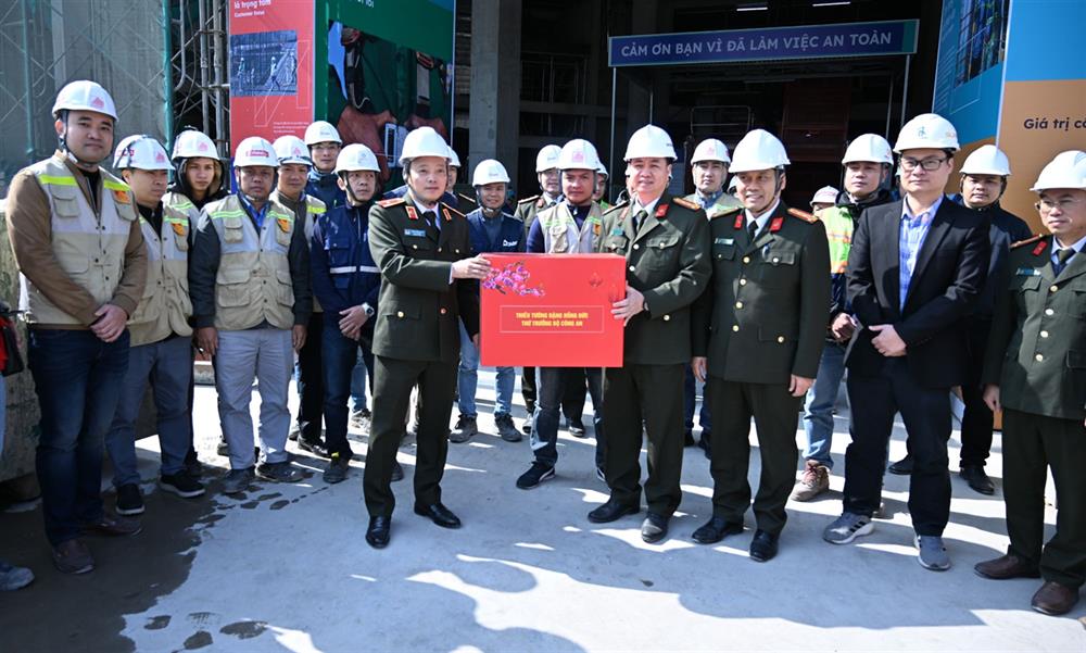 Thứ trưởng Đặng Hồng Đức đã trao quà và gửi lời chúc mừng năm mới đến Ban Quản lý dự án, nhà thầu thi công và các cán bộ, công nhân thi công công trình.