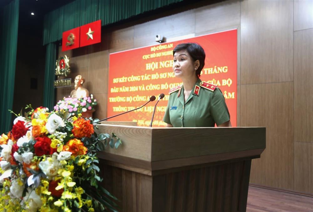 Đồng chí Trung tướng Ngô Thị Hoàng Yến, Bí thư Đảng ủy, Cục trưởng Cục Hồ sơ nghiệp vụ phát biểu tại Hội nghị.