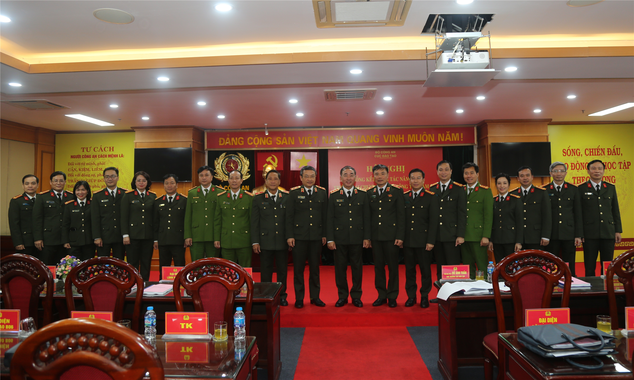 Thứ trưởng Trần Quốc Tỏ cùng các đại biểu dự Hội nghị.