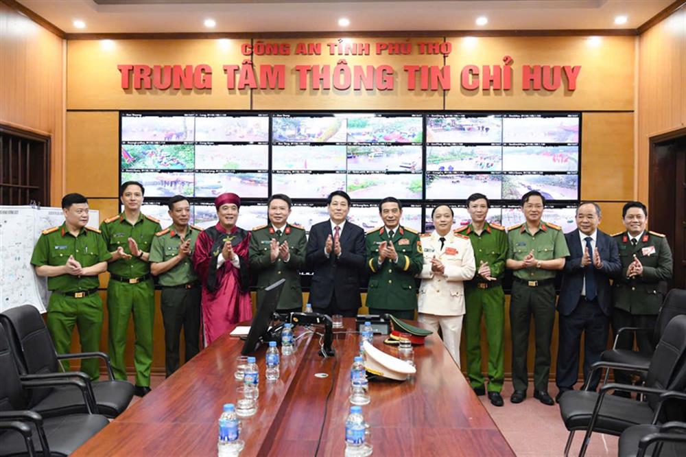 Chủ tịch nước Lương Cường cùng các đại biểu chụp ảnh lưu niệm.