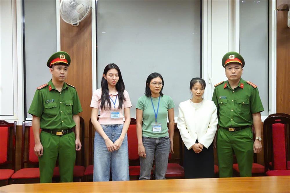 ừ trái qua phải: Nguyễn Thúc Thuỳ Tiên, Phạm Thị Diễm Trinh và Trần Thị Lệ Thu.