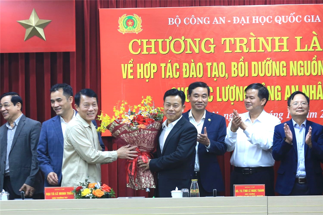 Bộ trưởng Lương Tam Quang tặng hoa chúc mừng GS. TS Lê Quân và các đồng chí lãnh đạo các đơn vị Đại học Quốc gia Hà Nội nhân dịp kỷ niệm 42 năm ngày Nhà giáo Việt Nam.