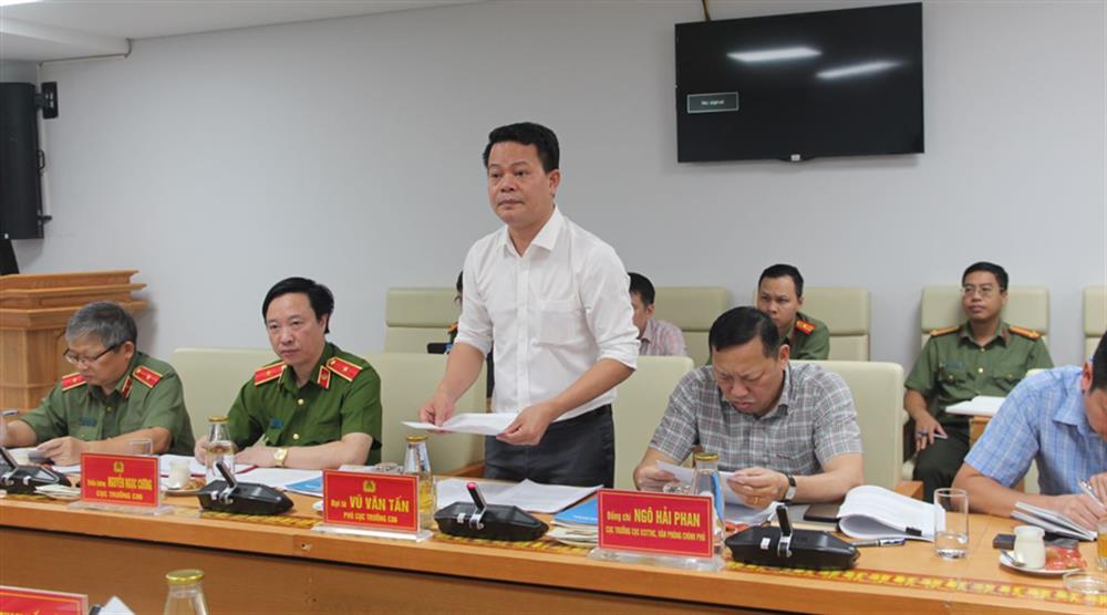 Đại tá Vũ Văn Tấn, Phó Cục trưởng Cục Cảnh sát QLHC về TTXH trình bày báo cáo tóm tắt tại cuộc họp.