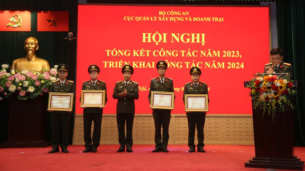 Thứ trưởng Lê Văn Tuyến trao Bằng khen của Bộ trưởng Bộ Công an tặng các cá nhân đạt thành tích xuất sắc.