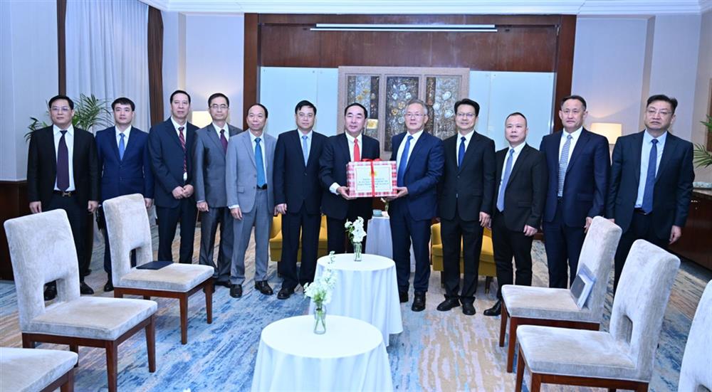Thứ trưởng Trần Quốc Tỏ và đồng chí Đới Bân Bân cùng các đại biểu.