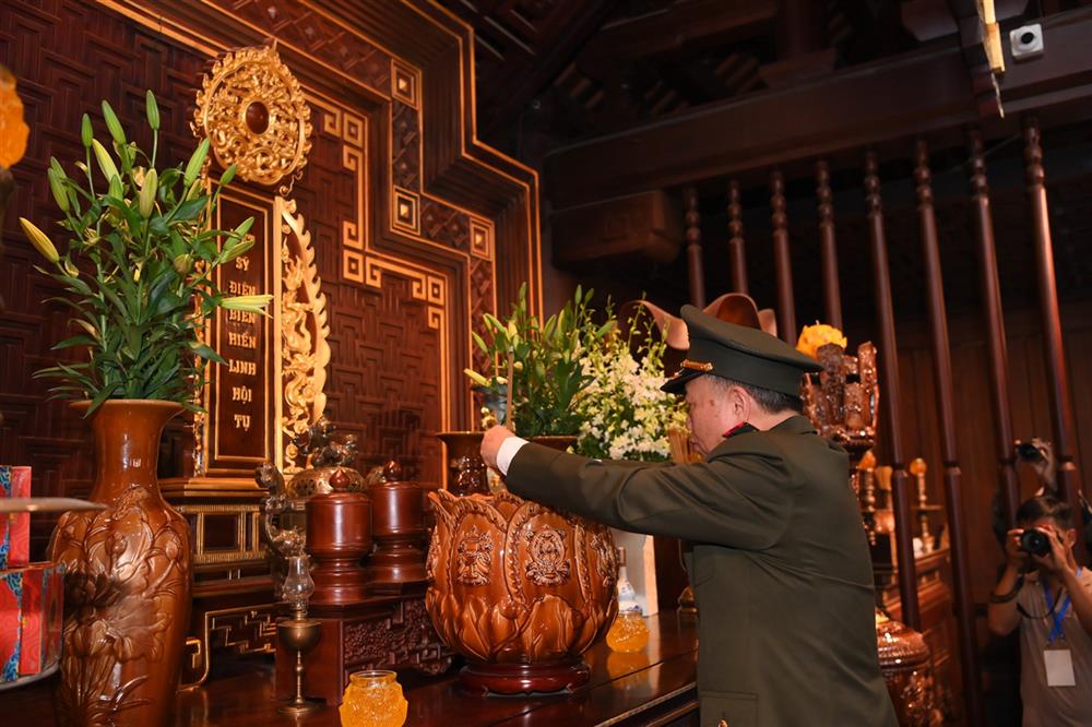 Bộ trưởng Tô Lâm cùng Đoàn công tác dâng hương tưởng nhớ các anh hùng, liệt sĩ tại Đền thờ Liệt sĩ Chiến trường Điện Biên Phủ.