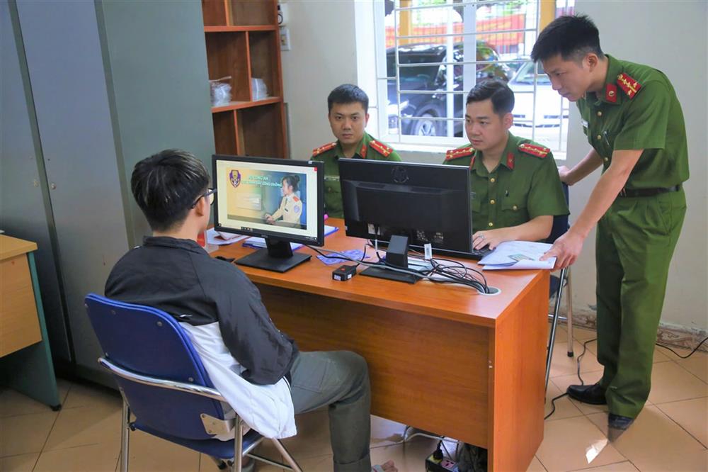 Công an các đơn vị, địa phương đang khẩn trương tổ chức tập huấn cấp thẻ sát hạch viên đảm bảo đủ số lượng, đáp ứng trình độ và tập huấn sử dụng phần mềm quản lý sát hạch, cấp giấy phép lái xe để đảm phục vụ nhân dân ngay khi tiếp nhận