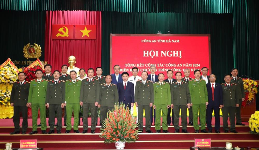 Các đại biểu chụp ảnh lưu niệm.