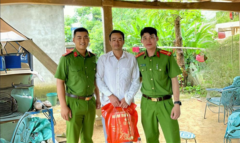 Anh Tao Văn Điếng gặp, cảm ơn hai cán bộ Công an xã đã cứu mình.