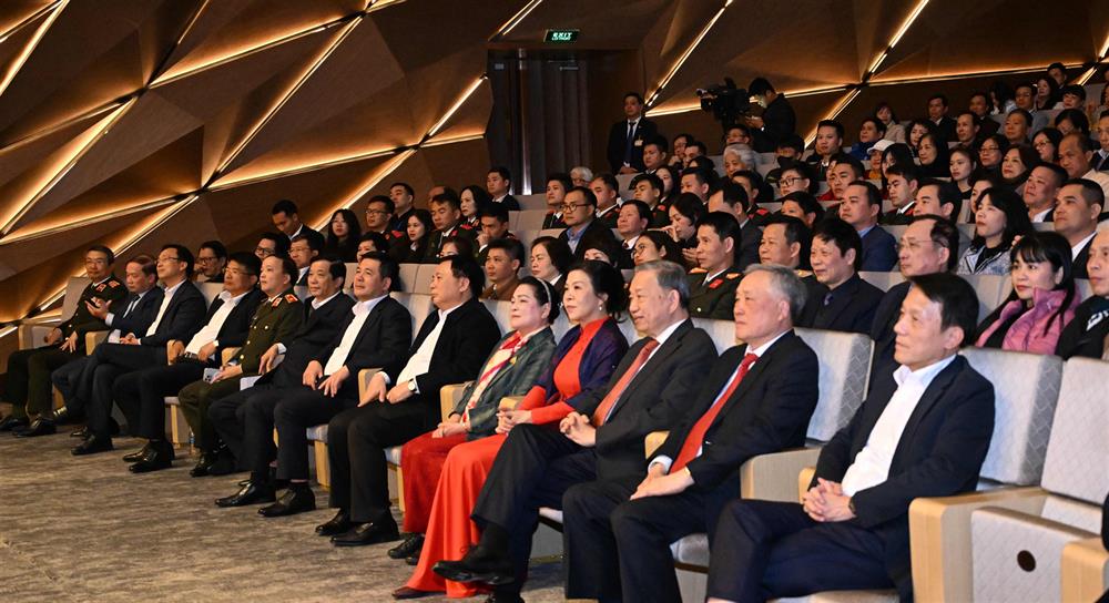 Tổng Bí thư Tô Lâm và các đại biểu tham dự chương trình nghệ thuật.