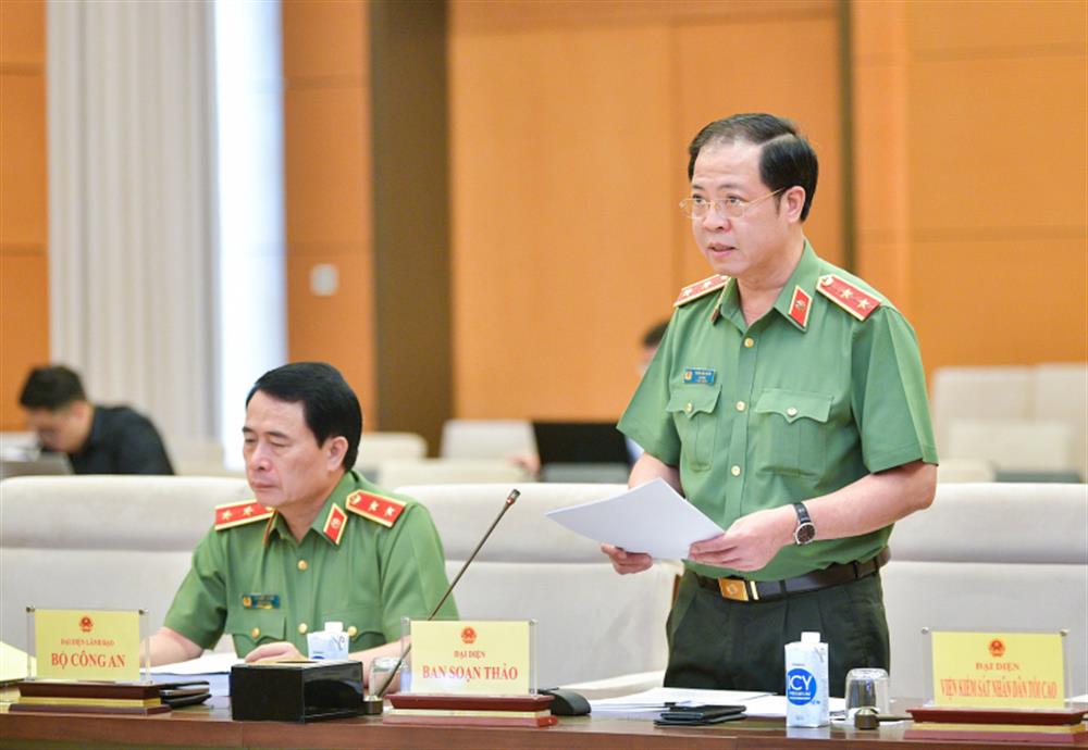 Trung tướng Trần Hải Quân, Tư lệnh Bộ Tư lệnh Cảnh vệ trình bày tờ trình tại phiên họp.