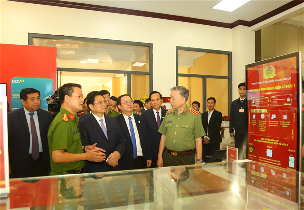 Thủ tướng Phạm Minh Chính và các đại biểu dự triển lãm tại Hội nghị chuyển đổi số trong Công an nhân dân lần thứ nhất ngày 10 tháng 10 năm 2022.