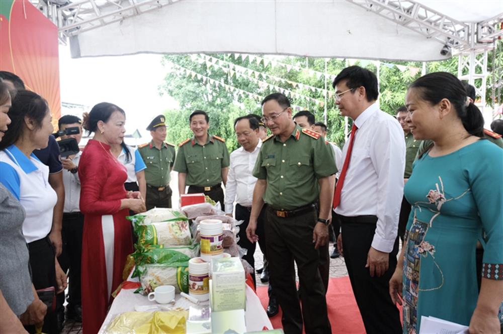 Thượng tướng Phạm Thế Tùng - Thứ trưởng Bộ Công an, tham quan các gian hàng trưng bày nông sản tại xã Việt Xuyên.