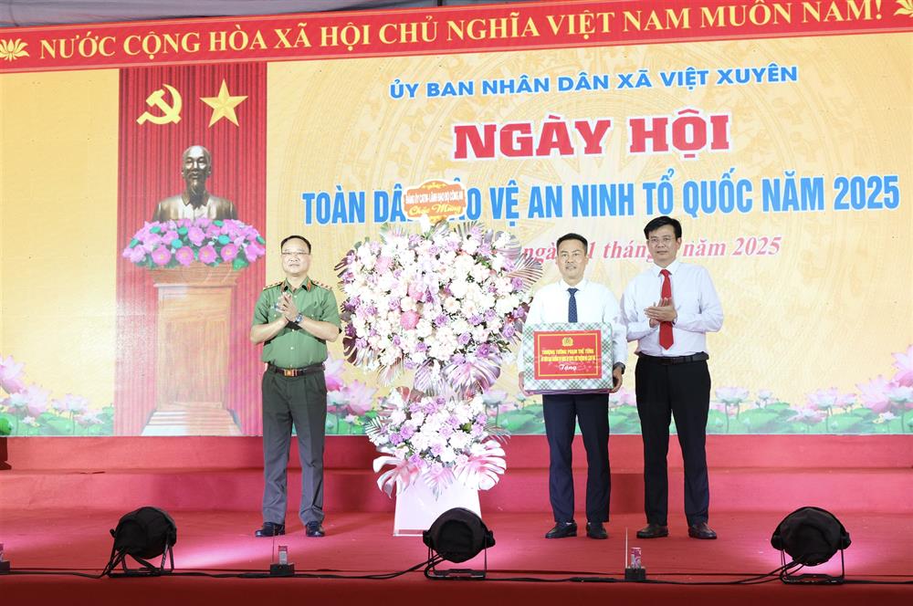 Lãnh đạo bộ tặng hoa chúc mừng cấp uỷ chính quyền và bà con nhân dân xã Việt Xuyên.