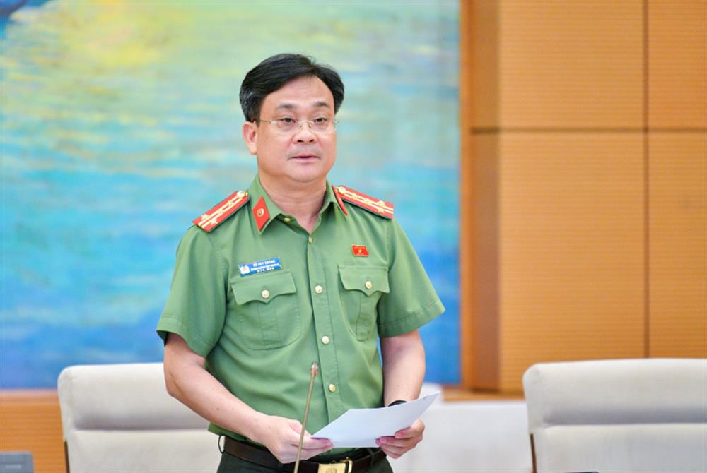  Uỷ viên Thường trực UBQPAN Vũ Huy Khánh trình bày báo cáo thẩm tra.