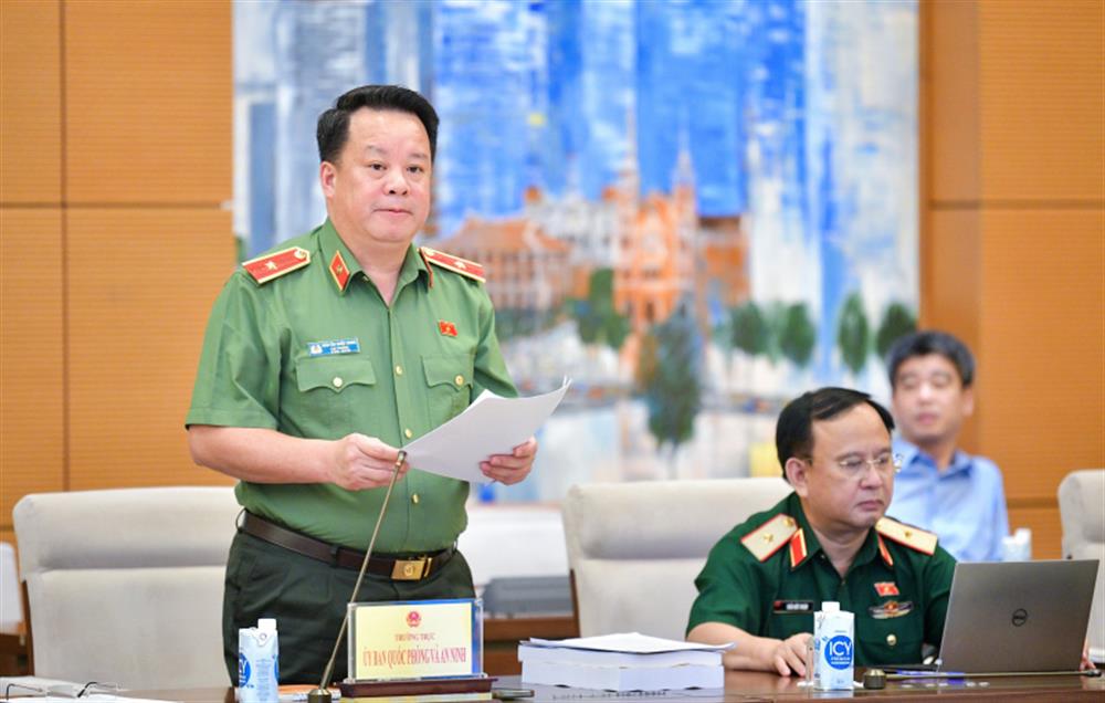 Uỷ viên Thường trực UBQPAN Nguyễn Quốc Hùng trình bày báo cáo thẩm tra.