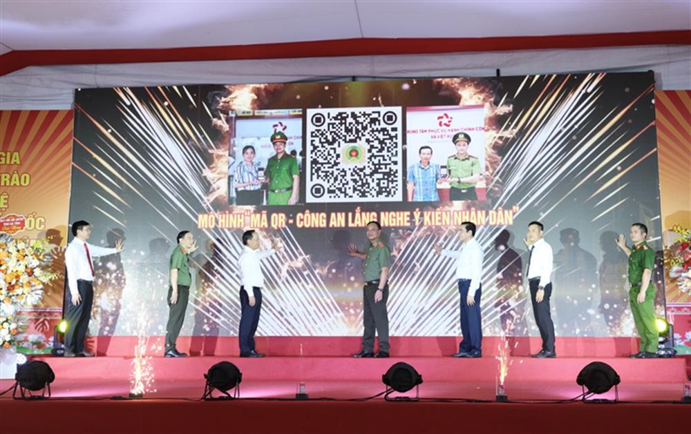 Đại biểu tham gia hưởng ứng ra mắt mô hình.