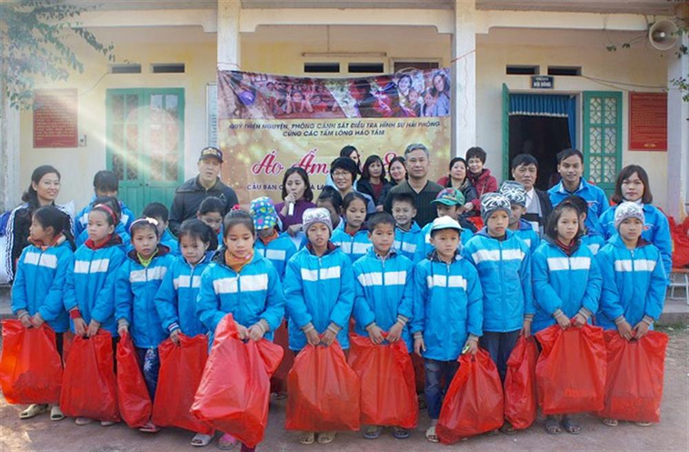 Đoàn công tác trao quà cho các em học sinh.