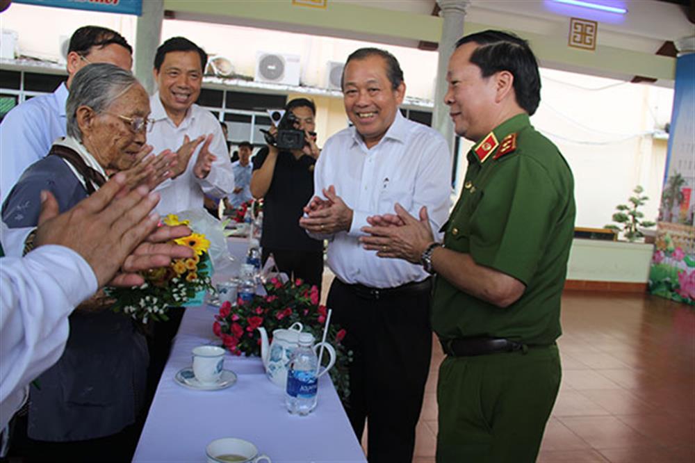 Phó Thủ tướng Thường trực Trương Hòa Bình; Trung tướng Nguyễn Xuân Yêm, Giám đốc Học viện CSND tặng quà và hoa cho Mẹ Việt Nam anh hùng Biện Thị Tư.