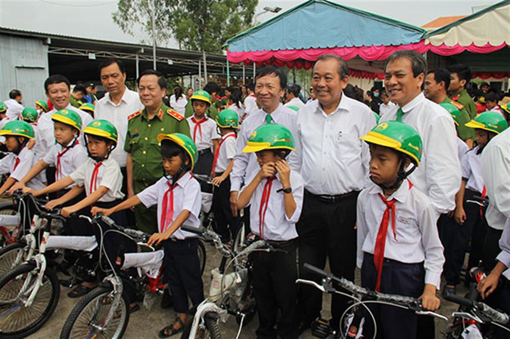 Phó Thủ tướng Thường trực Trương Hòa Bình; Trung tướng Nguyễn Xuân Yêm trao tặng quà cho các đại diện gia đình chính sách; tặng xe đạp cho học sinh nghèo hiếu học.