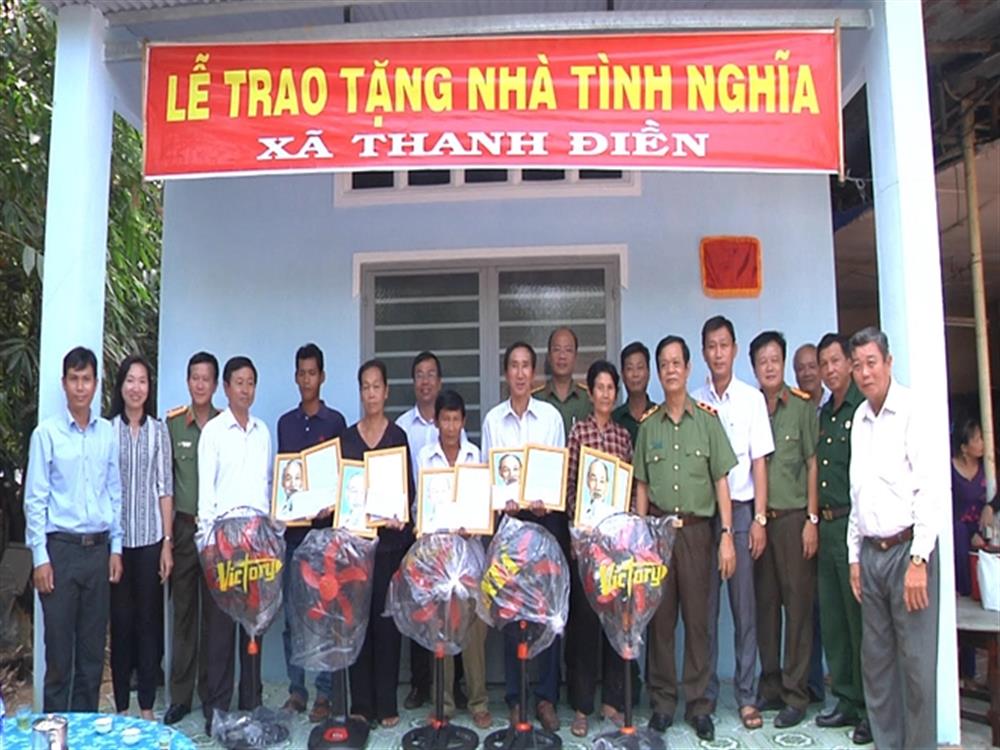 Trung tướng Lê Văn Minh trao tặng nhà tình nghĩa cho các gia đình chính sách.