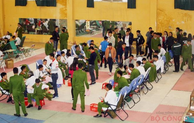 Không khí Ngày hội hiến máu diễn ra sôi nổi.