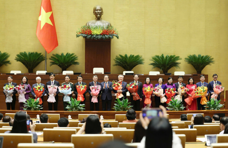 Chủ tịch Quốc hội, Chủ tịch Hội đồng bầu cử quốc gia Trần Thanh Mẫn tặng hoa chúc mừng các Phó Chủ tịch, Uỷ viên Hội đồng bầu cử quốc gia.