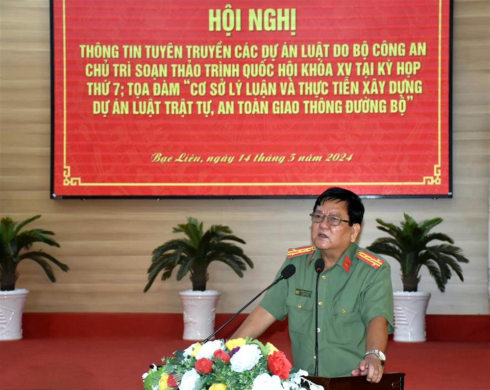 Đại tá Trương Công Dũng, Phó Giám đốc Công an tỉnh phát biểu tại Hội nghị.